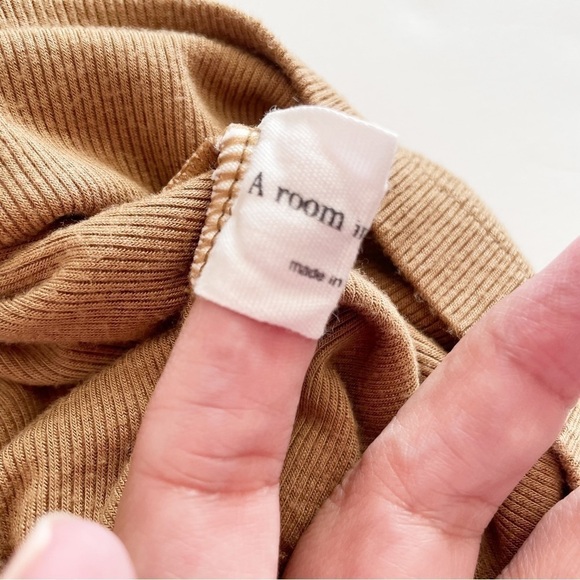 A Room In The Mood Camel Brown Long Sleeve Soft Scoop Neck Shirt size Small - Picture 6 of 7